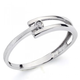 White gold ring with 1 diamond