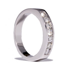 White gold wedding ring with 8 diamonds