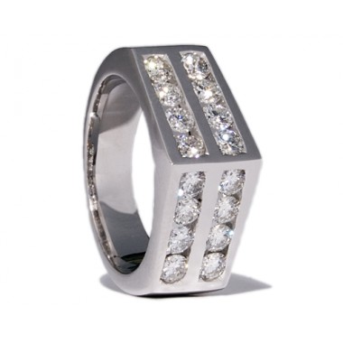 White gold wedding ring with 16 diamonds