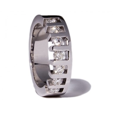 White gold wedding ring with 7 diamonds